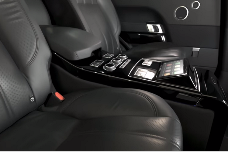 Tuyệt hơn nữa, chiếc xe Range Rover chống đạn này cũng được trang bị một bộ lốp xe chống đạn do chính Klassen phát triển mà đảm bảo khả năng di chuyển 80 km/h, chạy xa được tới 80 km.