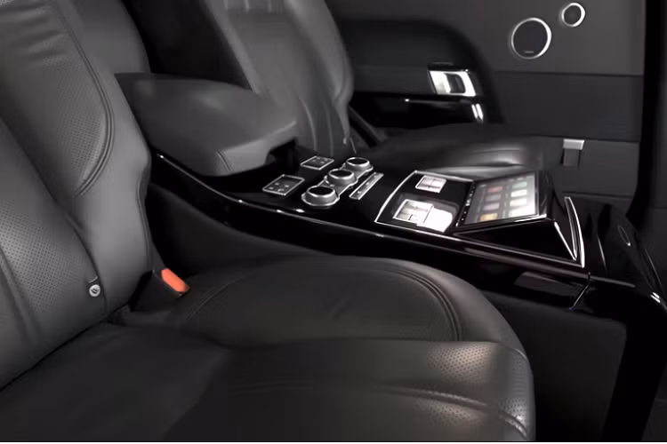 Tuyệt hơn nữa, chiếc xe Range Rover chống đạn này cũng được trang bị một bộ lốp xe chống đạn do chính Klassen phát triển mà đảm bảo khả năng di chuyển 80 km/h, chạy xa được tới 80 km.