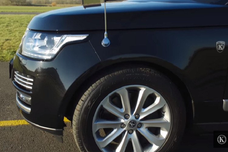 Klassen đã kéo dài chiếc Range Rover để mở rộng thêm không gian nội thất. Tổng chiều dài bổ sung của chiếc Klassen Range Rover này là 1.016 mm, qua đó nâng tổng chiều dài lên 6.215 mm trong khi chiều dài trục cơ sở là 4.136 mm.