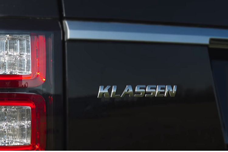 Nhờ vậy, limousine Range Rover có thêm không gian cho 4 ghế ngồi, và chúng có thể được sắp xếp theo bố cục đối diện nhau. Nếu không muốn 4 ghế, khách hàng có thể lựa chọn chỉ bổ sung 2 ghế với nhiều chỗ duỗi chân hơn và màn hình kỹ thuật số phục vụ giải trí.