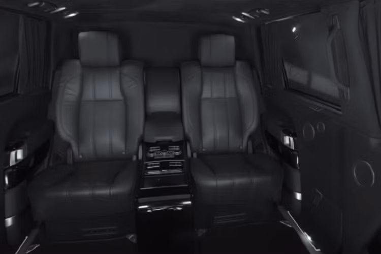 Thế nhưng, điều tuyệt vời về Klassen Range Rover không chỉ có thân hình kéo dài của nó. Toàn bộ chiếc xe to lớn này còn được bọc giáp cấp độ VR8, đủ sức chống chịu đạn 7,62 mm từ khoảng cách 10 mét.