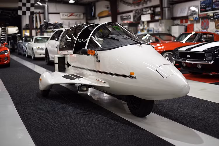 Pulse Autocycle cực độc này (ban đầu là Litestar) là sản phẩm trí tuệ của kỹ sư máy bay Jim Bede. Miêu tả một cách đơn giản dễ hiểu, phương tiện này là một đứa con lai giữa môtô và ôtô – vậy nên nó mới có tên “autocycle”. Tất nhiên, chúng ta còn thấy rằng thiết kế cực khác thường của nó là lấy nguồn cảm hứng từ máy bay - phản lực chiến đấu.