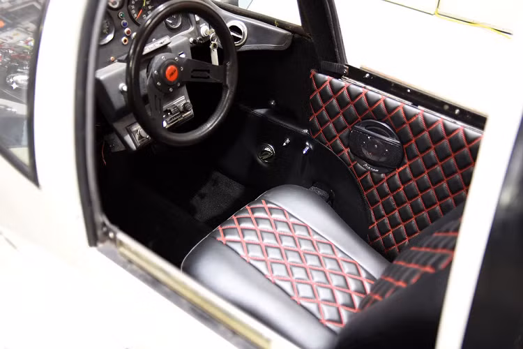 Thay vào đó, hai cánh mang vai trò kết nối thân xe với hai bánh xe cỡ 8 inch mà giúp ổn định cân bằng khi đứng yên hoặc rẽ. Mặc dù có 4 bánh xe, nhưng phương tiện này vẫn được phân loại là một chiếc mô tô 3 bánh bởi nó chỉ có tối đa 3 bánh xe chạm đất mọi lục mà thôi. Nó còn được gọi là Ground Cruising Recreational Vehicle (GCRV).