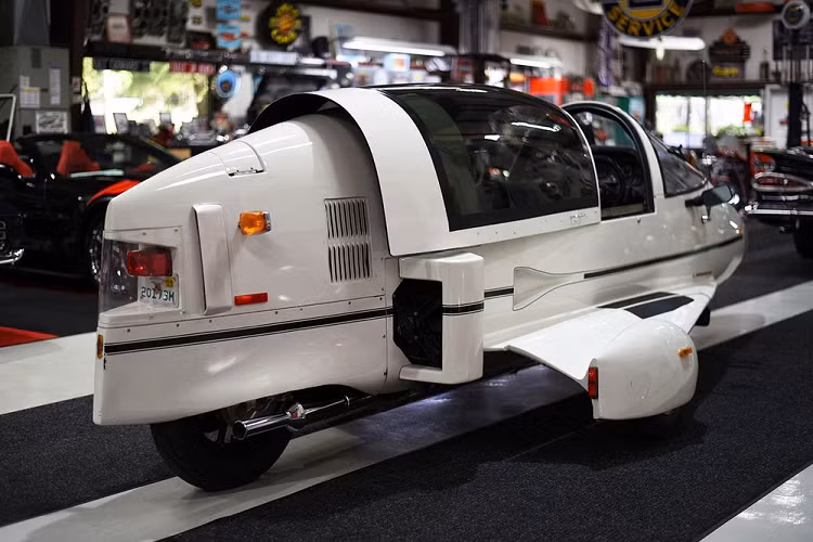 Trên thực tế, thân vỏ sợi thủy tinh bảo vệ hai hành khách ngồi trước – sau trong khoang lái có thiết kế rất giống với mẫu máy bay nhỏ Bede BD-5, một sản phẩm khác của Jim Bede. Hơn thế nữa, Autocyle còn có cánh, cho dù chúng không hề được sử dụng để bay. 