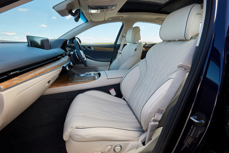 Các trang bị tiêu chuẩn của Genesis G80 2.5T 2021 bao gồm mâm xe hợp kim 19 inch, đi kèm lốp Michelin Pilot Sport 4, cửa sổ trời toàn cảnh, mở cốp sau rảnh tay, nội thất bọc da đi kèm những điểm nhấn trang trí ốp gỗ và hệ thống thông tin giải trí với màn hình cảm ứng 14,5 inch.