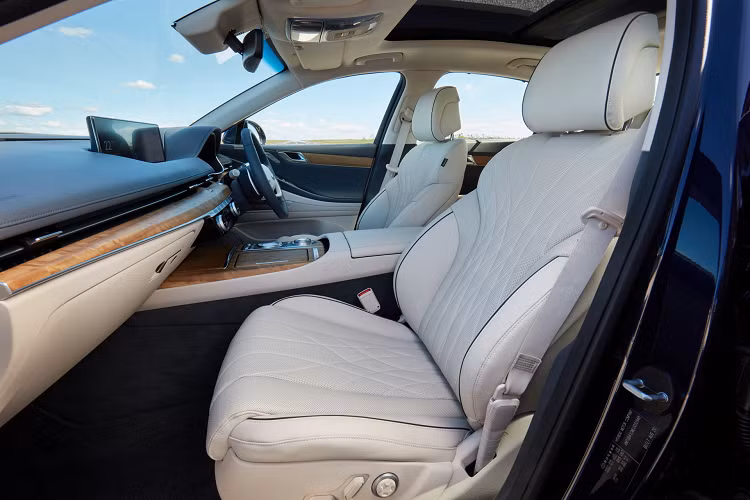 Các trang bị tiêu chuẩn của Genesis G80 2.5T 2021 bao gồm mâm xe hợp kim 19 inch, đi kèm lốp Michelin Pilot Sport 4, cửa sổ trời toàn cảnh, mở cốp sau rảnh tay, nội thất bọc da đi kèm những điểm nhấn trang trí ốp gỗ và hệ thống thông tin giải trí với màn hình cảm ứng 14,5 inch.