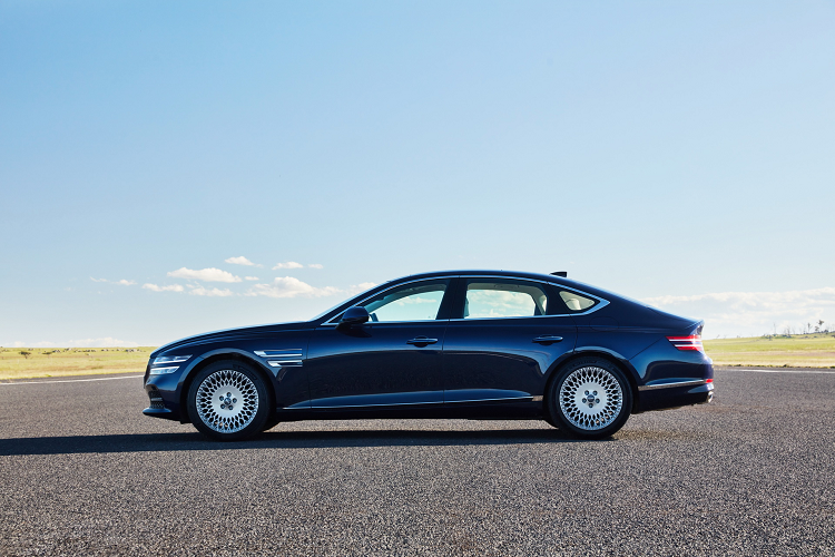 Kiểu dáng năng động của Genesis G80 thế hệ mới còn được tìm thấy ở một số chi tiết khác như đường roofline dốc về phía sau giống như những mẫu xe coupe. Có thể thấy, thiết kế ngoại thất của G80 2021 thể thao hơn đáng kể so với phiên bản tiền nhiệm và dễ gợi liên tưởng đến mẫu Audi A7 Sportback.