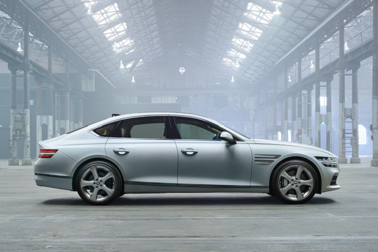 Phiên bản này được trang bị Hệ thống treo thích ứng Genesis Adaptive Control Suspension với công nghệ Road Preview cùng mâm xe 20 inch 5 chấu và lốp Michelin Pilot Sport 4S.