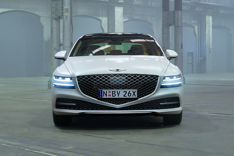 Tại thị trường Australia, giá xe Genesis G80 2021 được phân phối với 2 phiên bản 2.5T và 3.5T tương đương từ hơn 60.000 USD. Đây là đối thủ cạnh tranh của những mẫu xe như Mercedes-Benz E-Class, Audi A6 và BMW 5-Series…