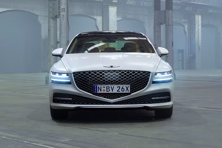 Tại thị trường Australia, giá xe Genesis G80 2021 được phân phối với 2 phiên bản 2.5T và 3.5T tương đương từ hơn 60.000 USD. Đây là đối thủ cạnh tranh của những mẫu xe như Mercedes-Benz E-Class, Audi A6 và BMW 5-Series…
