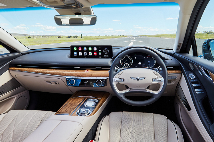 Phiên bản cơ sở Genesis G80 2.5T 2021 được trang bị động cơ xăng tăng áp 2.5L mới, sản sinh công suất tối đa 300 mã lực và mô-men xoắn cực đại 422 Nm, kết hợp với hộp số tự động 8 cấp và hệ dẫn động cầu sau.