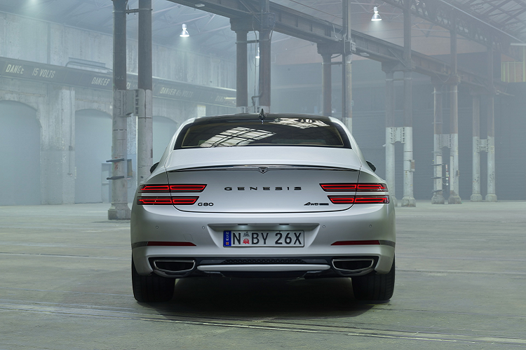 Cả hai phiên bản 2.5T và 3.5T đều có sẵn gói trang bị Luxury Package bao gồm nội thất bọc da Nappa, tựa đầu bằng da lộn, cụm đồng hồ đo 3D 12,3 inch, điều hòa tự động 3 vùng, ghế lái chỉnh điện 18 hướng có chức năng massage và hệ thống đèn pha ma trận.