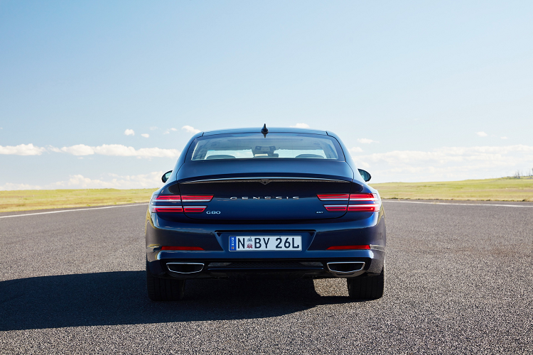 Vòng ra phía sau, xe được trang bị cụm đèn hậu được chia thành 2 tầng tương tự như đèn pha và hệ thống ống xả kép. Bên cạnh đó còn có dòng chữ Genesis cỡ lớn đặt chính giữa hai cụm đèn hậu.