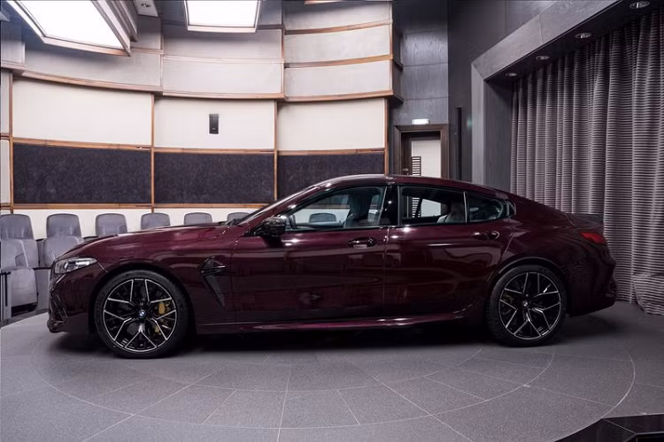 Về hiệu suất, M8 Competition Gran Coupe 2020 có thể tăng tốc từ 0 - 96 km/h chỉ trong 3 giây ngắn ngủi. Xe có mức tiêu thụ nhiên liệu trung bình là 11,2 lít / 100 km đường hỗn hợp.