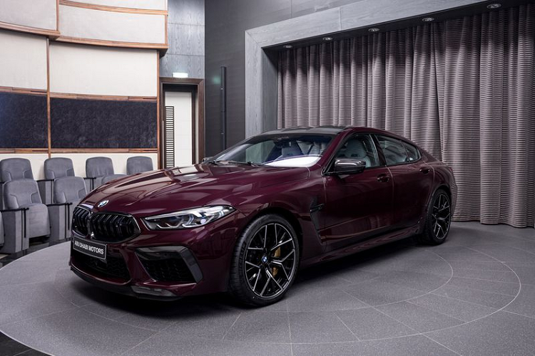 Không có gì ngạc nhiên khi chiếc BMW M8 Competition Gran Coupe 2020 đặc biệt này thuộc BMW Abu Dhabi. Chiếc xe sở hữu màu sơn BMW Individual Ametrin Metallic giá 1.950 USD (khoảng 45,4 triệu đồng) đi cùng gói M Carbon Pack trị giá 5.400 USD (khoảng 125,7 triệu đồng) với vật liệu sợi carbon được tìm thấy ở viền khe hút gió trước, khe gió hông, lưới tản nhiệt, vỏ gương chiếu hậu và bộ khuếch tán phía sau.