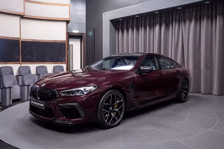 Không có gì ngạc nhiên khi chiếc BMW M8 Competition Gran Coupe 2020 đặc biệt này thuộc BMW Abu Dhabi. Chiếc xe sở hữu màu sơn BMW Individual Ametrin Metallic giá 1.950 USD (khoảng 45,4 triệu đồng) đi cùng gói M Carbon Pack trị giá 5.400 USD (khoảng 125,7 triệu đồng) với vật liệu sợi carbon được tìm thấy ở viền khe hút gió trước, khe gió hông, lưới tản nhiệt, vỏ gương chiếu hậu và bộ khuếch tán phía sau.
