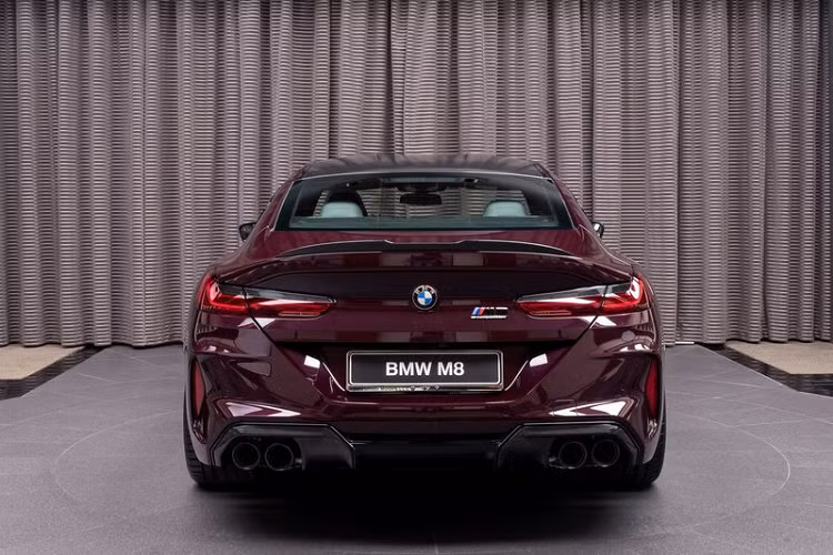 Chưa hết, cặp cánh lướt gió bằng sợi carbon trên nắp cốp và nóc xe cũng thuộc gói M Carbon Pack, trong khi bộ la-zăng hai tông màu tương phản M Star 20 inch giúp diện mạo của xe sang BMW M8 Competition Gran Coupe càng trở nên nổi bật hơn, cuốn hút hơn.