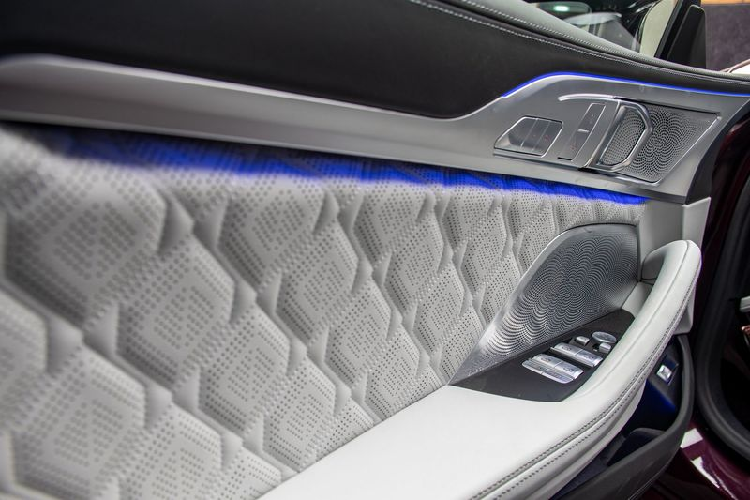 Đối với nội thất, xe được trang bị ghế bọc da BMW Individual Merino Silverstone / Black hạt mịn, kết hợp với trang trí sợi carbon trên bảng điều khiển trung tâm, đem đến cái nhìn thể thao nhưng cũng đủ sang trọng. Cách làm đẹp này chắc chắn "xứng" giá xe BMW M8 2020 lên tới 143.000 USD (khoảng 3,3 tỷ đồng) ở thị trường Mỹ.