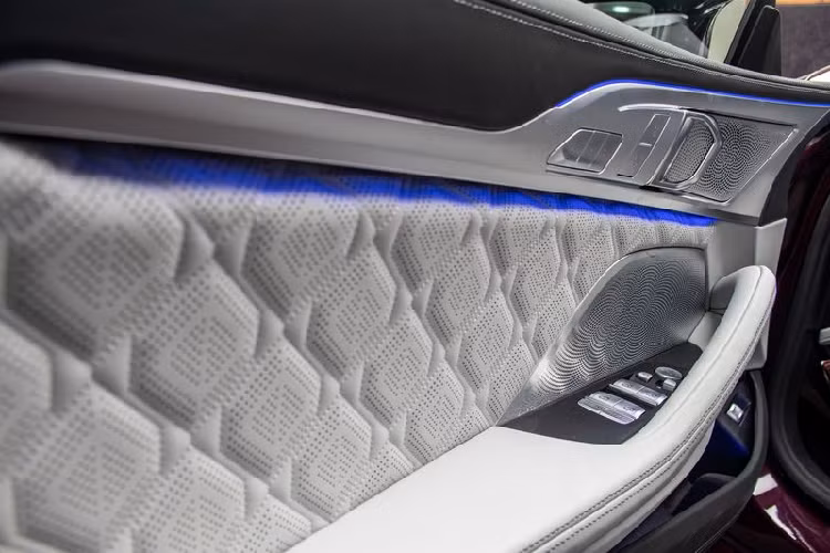 Đối với nội thất, xe được trang bị ghế bọc da BMW Individual Merino Silverstone / Black hạt mịn, kết hợp với trang trí sợi carbon trên bảng điều khiển trung tâm, đem đến cái nhìn thể thao nhưng cũng đủ sang trọng. Cách làm đẹp này chắc chắn "xứng" giá xe BMW M8 2020 lên tới 143.000 USD (khoảng 3,3 tỷ đồng) ở thị trường Mỹ.