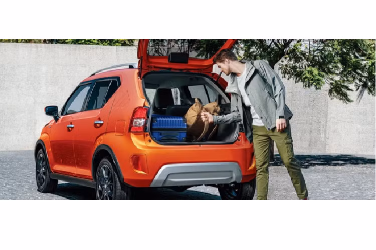 Suzuki cũng đã nâng cấp những trang bị tiêu chuẩn trên mẫu xe này. Ignis facelift được bổ sung đèn pha tự động với chức năng "Follow me home" (tiện ích an toàn khi ra khỏi xe lúc trời tối), ghế hành khách có chức năng sưởi. Giá xe Suzuki Ignis 2021 dự định sẽ khá mềm khi ra mắt.