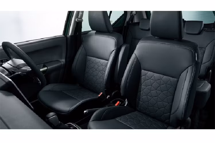 Trong khi đó ở bản Hybrid MF, các điểm nhấn màu xanh lá cây phù hợp với vẻ ngoại, ghế được bọc da giả cùng hoa văn tessellated khá ngộ nghĩnh. Thảm lót sàn làm từ vật liệu chống bụi bẩn.