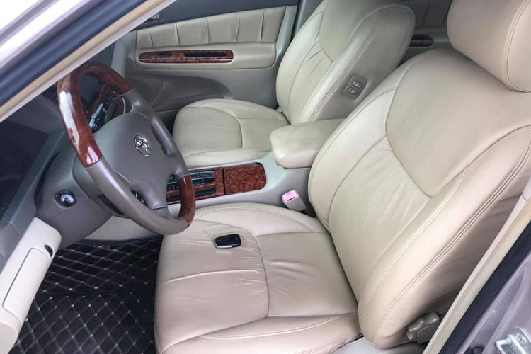 Mẫu xe sang Toyota Camry 2003 được sản xuất và lắp ráp với 2 phiên bản 2.4G và 3.0V có giá bán lần lượt 36.600 USD và 46.000 USD (khoảng 830 - 1 tỷ đồng thời điểm đó). Bản Camry 2.4G trang bị động cơ xăng 2.4 lít, 4 xi lanh thẳng hàng cho công suất tối đa 150 mã lực. Đi kèm là hộp số sàn 5 cấp. Ngoài ra, lần đầu tiên Camry được trang bị hệ thống điều phối van biến thiên thông minh VVT-i giúp xe tiết kiệm nhiên liệu hơn.