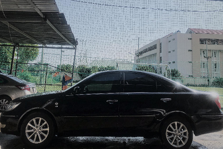 Với nhược điểm hao xăng và giá bán khá cao, Toyota Camry 3.0V ít người Việt ưa chuộng ở thời điểm hơn 15 năm trước, thay vào đó là phiên bản số sàn tỏ ra thịnh hành hơn do thói quen của người lái ở giai đoạn này chủ yếu sử dụng hộp số tay truyền thống. Giá xe Toyota Camry 2003 cũ trên thị trường Việt hiện khoảng hơn 200 triệu đồng, tuỳ phiên bản.