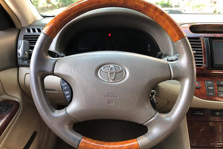 Phiên bản Camry 3.0V cao cấp hơn với động cơ xăng 3.0 lít V6, cho công suất tối đa 184 mã lực, đi kèm là hộp số tự động 4 cấp. Đây là một trong những mẫu xe hiếm hoi sử dụng hộp số tự động ở thị trường Việt Nam lúc đó. Động cơ lớn khi kết hợp cùng hộp số tự động chỉ 4 cấp khiến chiếc xe ăn xăng hơn gấp đôi so với xe số sàn thông thường, đây là điều lạ lẫm đối với hầu hết khách hàng ở thời điểm đó, lúc số sàn vẫn còn thịnh hành.