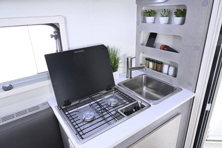Ở phía bên phải là một khu bếp nhỏ đã sẵn sàng với một bếp nấu hai lò và bồn rửa - tất cả đều được làm từ thép không gỉ trọng lượng nhẹ, và ngay cạnh đó là một chiếc tủ lạnh. Tường nội thất cũng bao gồm các không gian lưu trữ nhỏ cho các loại đồ dùng và gia vị, trong khi bên trái của cánh cửa chỉ có một chiếc ghế ngồi đơn sơ. Tuy nhiên khi kiểm tra kỹ hơn, bên dưới chiếc ghế đó là một toilet ẩn.
