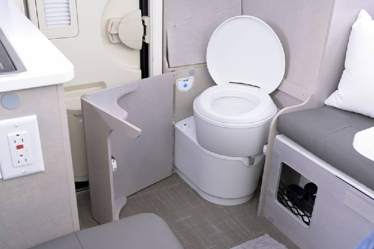 Đối với phòng ngủ chính, phần phía trên bao gồm một tấm nệm cho 2 người với không gian chứa đồ bên trái và bên phải, với khoảng không giữa các cửa sổ là nơi hoàn hảo cho mọi hoạt động từ ngủ đến đọc sách, hoặc bất cứ việc gì khác mà bạn muốn.