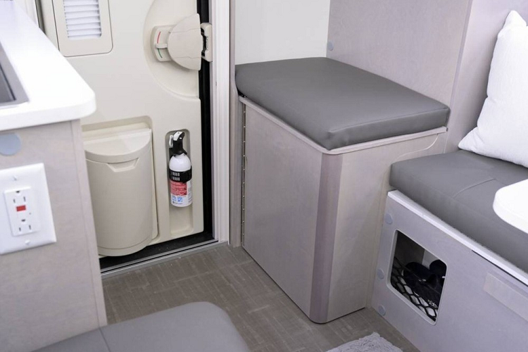 Nhìn thẳng phía trước, người dùng sẽ thấy khu vực ngồi ăn. Ở đây họ có một chiếc ghế dài chạy dọc theo bức tường bên trái của buồng cắm trại, một chiếc bàn cho 2 hoặc 3 người, và một chỗ ghế ngồi khác ở bên phải giúp hoàn thiện không gian vốn đã bị chiếm dụng bởi khu bếp nhỏ. Tuy nhiên, đặc điểm thú vị thật sự của khu vực này là khả năng biến đổi thành một chỗ ngủ nữa. Chỉ cần hạ bàn xuống, xoay một tấm đệm, và thế là bạn có thêm chỗ ngủ thoái mái cho 1 người.