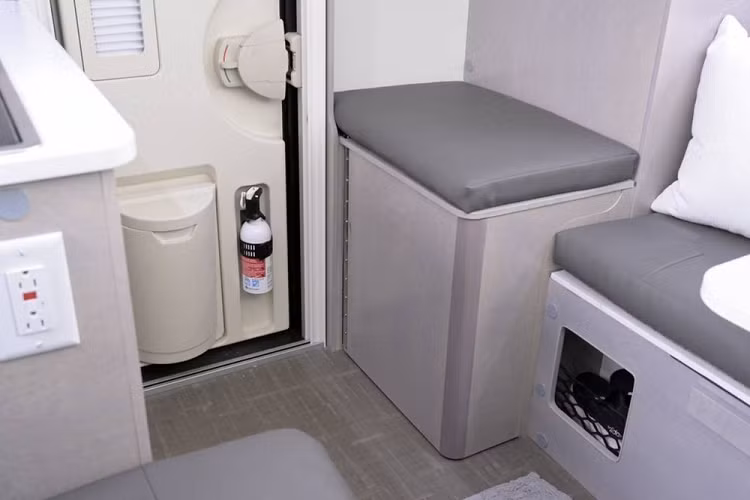 Nhìn thẳng phía trước, người dùng sẽ thấy khu vực ngồi ăn. Ở đây họ có một chiếc ghế dài chạy dọc theo bức tường bên trái của buồng cắm trại, một chiếc bàn cho 2 hoặc 3 người, và một chỗ ghế ngồi khác ở bên phải giúp hoàn thiện không gian vốn đã bị chiếm dụng bởi khu bếp nhỏ. Tuy nhiên, đặc điểm thú vị thật sự của khu vực này là khả năng biến đổi thành một chỗ ngủ nữa. Chỉ cần hạ bàn xuống, xoay một tấm đệm, và thế là bạn có thêm chỗ ngủ thoái mái cho 1 người.