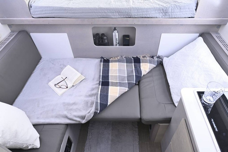 Bên cạnh đó, người mua Cirrus 620 cũng không phải lo ngại về khả năng chống chọi thời tiết khắc nghiệt nơi hoang dã. Nhờ thiết kế và cấu trúc tân tiến, sản phẩm của nuCamp RV có trang bị mọi tính năng hiện đại, từ pin năng lượng mặt trời cho tới máy sưởi và bình nước nóng, camera đi lùi, loa Bluetooth, và thậm chí bộ thiết bị nâng Rieco Titan với điều khiển từ xa