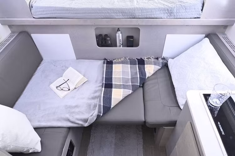 Bên cạnh đó, người mua Cirrus 620 cũng không phải lo ngại về khả năng chống chọi thời tiết khắc nghiệt nơi hoang dã. Nhờ thiết kế và cấu trúc tân tiến, sản phẩm của nuCamp RV có trang bị mọi tính năng hiện đại, từ pin năng lượng mặt trời cho tới máy sưởi và bình nước nóng, camera đi lùi, loa Bluetooth, và thậm chí bộ thiết bị nâng Rieco Titan với điều khiển từ xa