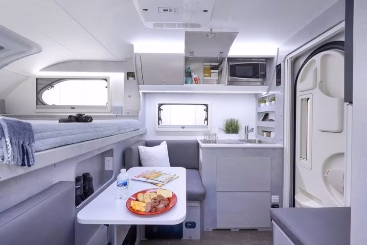 Nắm bắt tâm lý của những người mong muốn được đi chơi xa nhà một cách tiện lợi bằng chiếc bán tải gia đình, Cirrus 620 cắm trại được chế tạo đặc biệt cho những dạng bán tải ½ tấn. Buồng cắm trại tiêu chuẩn có thể nằm vừa vặn trên phần thùng xe với chỗ ngủ ở phía trên đầu, tất cả chỉ nặng 680 kg khi không có người ở trong.