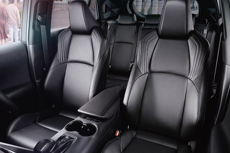 Ngoài ra, mẫu xe hơi mới Harrier còn trang bị hệ thống gương kỹ thuật số Digital Inner Mirror có thể đảm nhận nhiệm vụ của camera hành trình trước/sau xe và ghi dữ liệu vào thẻ SD khi ôtô đang vận hành.