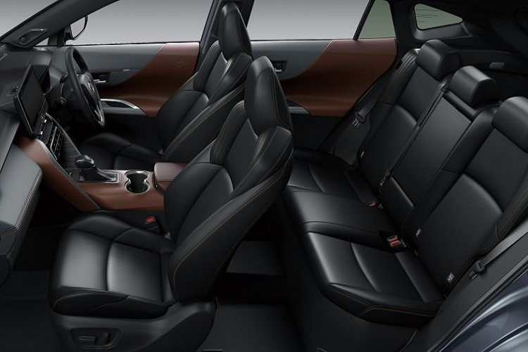 Toyota Harrier thế hệ mới có biến thể S, G và Z. Riêng 2 biến thể cao cấp hơn cũng có sẵn gói trang bị Leather Package. Đối với thị trường Nhật Bản, Harrier đi kèm trang trí nội thất màu đen và nâu hoặc xám nhạt. Cửa sổ trời toàn cảnh có thể làm mờ, chỉnh độ sẫm màu với nhiều mức độ.