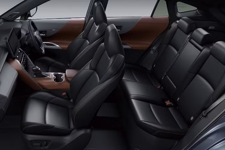 Toyota Harrier thế hệ mới có biến thể S, G và Z. Riêng 2 biến thể cao cấp hơn cũng có sẵn gói trang bị Leather Package. Đối với thị trường Nhật Bản, Harrier đi kèm trang trí nội thất màu đen và nâu hoặc xám nhạt. Cửa sổ trời toàn cảnh có thể làm mờ, chỉnh độ sẫm màu với nhiều mức độ.