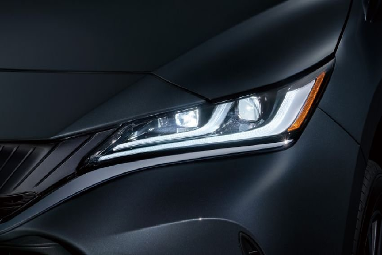 Hệ thống an toàn Safety Sense của Toyota Harrier thế hệ mới bao gồm cảnh báo trước va chạm có thể phát hiện người đi bộ ngày đem cùng với nhận biết xe đạp vào ban ngày. Hệ thống Intelligent Clearance Sonar với phanh hỗ trợ đỗ xe PSB sẽ giúp người dùng tránh hoặc giảm thiểu thiệt hại từ các vụ va chạm tốc độ thấp thường xảy ra khi đỗ xe.