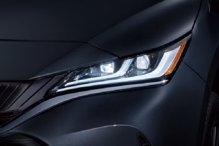 Hệ thống an toàn Safety Sense của Toyota Harrier thế hệ mới bao gồm cảnh báo trước va chạm có thể phát hiện người đi bộ ngày đem cùng với nhận biết xe đạp vào ban ngày. Hệ thống Intelligent Clearance Sonar với phanh hỗ trợ đỗ xe PSB sẽ giúp người dùng tránh hoặc giảm thiểu thiệt hại từ các vụ va chạm tốc độ thấp thường xảy ra khi đỗ xe.