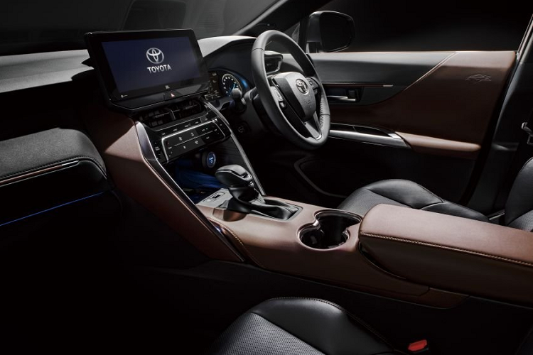 Toyota Harrier thế hệ mới dựa trên cấu trúc TNGA-K với hệ thống treo thanh chống MacPherson ở phía trước và xương đòn kép ở phía sau. Tùy thuộc vào biến thể, la-zăng có kính thước từ 17 inch đến 19 inch và phiên bản lớn nhất bọc trong lốp 225/55.