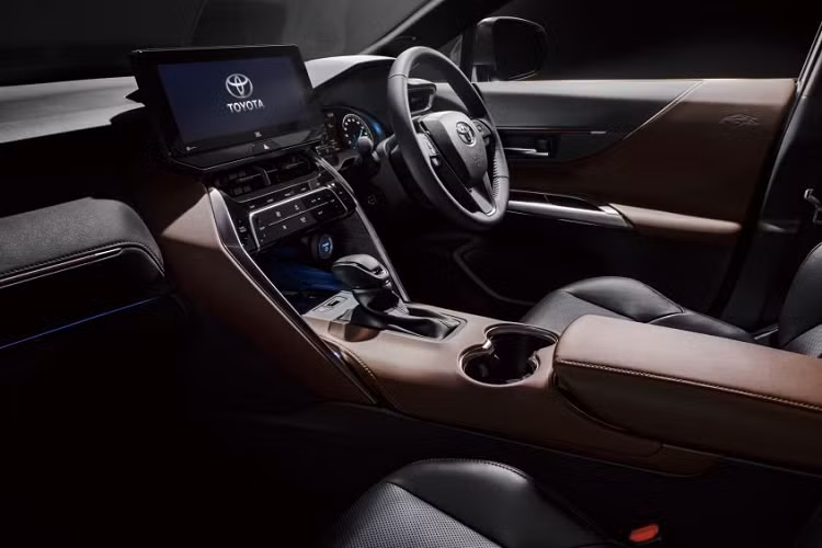 Toyota Harrier thế hệ mới dựa trên cấu trúc TNGA-K với hệ thống treo thanh chống MacPherson ở phía trước và xương đòn kép ở phía sau. Tùy thuộc vào biến thể, la-zăng có kính thước từ 17 inch đến 19 inch và phiên bản lớn nhất bọc trong lốp 225/55.