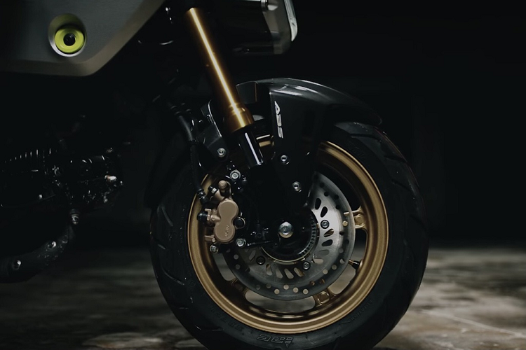 Nâng cấp đáng chú ý nhất của Honda MSX 2021 là hệ thống phanh ABS. Theo Honda, hệ thống phanh ABS trên Grom được tích hợp cảm biến G-Sensor, công nghệ thường thấy trên các mẫu xe đua.