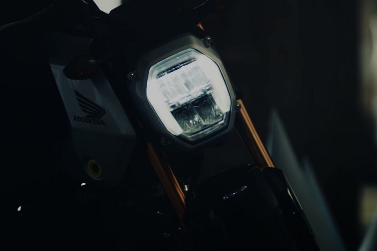So với thế hệ trước, Honda MSX (Grom 2021) mới trông lạ mắt hơn với cụm đầu đèn hình bát giác. Hệ thống chiếu sáng vẫn là dạng LED 2 tầng nhưng được gom chung vào một chóa đèn, khác với dạng tách rời như đời cũ. Đồng hồ tốc độ dạng kỹ thuật số được làm vuông vức và có thêm đèn báo chuyển số