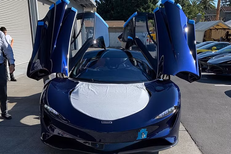 Ở ngoại thất, xe sở hữu màu sơn xanh dương đậm, được McLaren gọi là Pacific Blue. McLaren sử dụng bộ mâm đa chấu được làm đúc bằng nhôm nhẹ, ở bánh trước được trang bị thêm phần ốp phẳng bằng sợi carbon nhằm tối ưu khí động học cho xe. Bộ mâm của chiếc Speedtail này được sơn bạc, đi cùng phần ốp che đồng màu thân xe. Không những vậy, “khí động học” là một tiêu chí được đặt lên hàng đầu khi McLaren thiết kế mẫu xe này nên phần gương chiếu hậu cũng đã bị lược bỏ, thay vào đó là hai camera được gắn trên cửa, có khả năng mở ra / đóng lại.