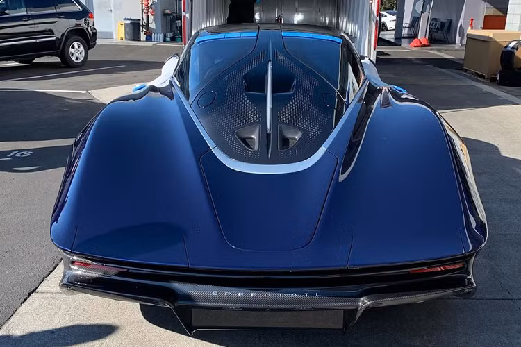 Quay lại với chiếc Speedtail này, đây là một trong số những chiếc Speedtail đầu tiên được McLaren xuất xưởng và được bàn giao đến đại lý McLaren San Francisco và chuẩn bị về tay khách hàng. Tuy là một trong những chiếc đầu tiên nhưng chiếc Speedtail này lại mang số thứ tự 94 trên tổng số 106 chiếc được sản xuất.