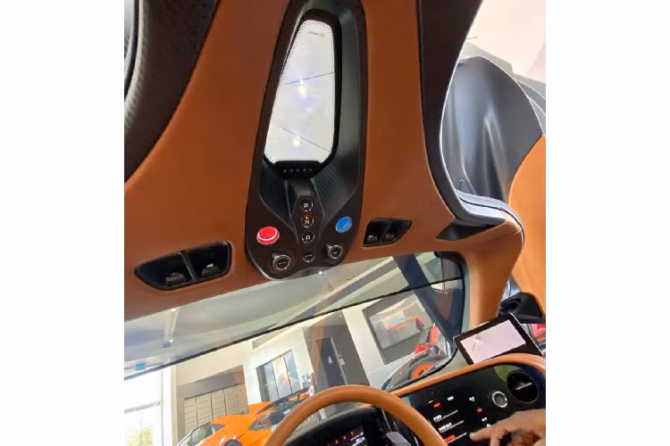 McLaren sử dụng vật liệu sợi carbon – titan mới với tên gọi “Titanium Deposition Carbon Fiber” kết hợp cùng công nghệ sợi carbon Thin-Ply (TPT) để trang trí nội thất. Cụm điều khiển trung tâm của xe bao gồm nút khởi động, chỉnh kính, chế độ lái, hộp số,… được di chuyển lên nói xe, giống với Senna. Cửa xe cũng có thể mở từ xa tự động, điều khiển bởi nút bấm trên chìa khóa.