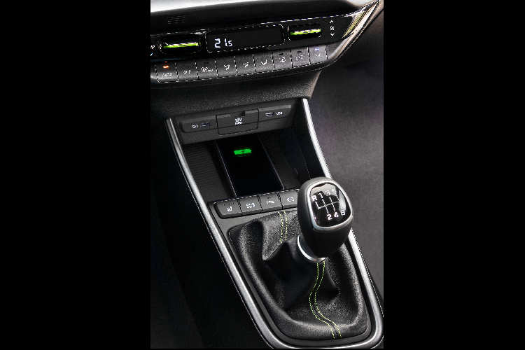 Chiều dài trục cơ sở của xe tăng thêm 10mm giúp mở rộng không gian cho hàng ghế phía sau. Đèn pha và đèn hậu đều sử dụng công nghệ LED với các ống quang học, thiết kế gấp khúc lạ mắt. Kết nối giữa 2 bên thân xe phía sau là đường viền LED nằm bên dưới logo Hyundai, trần xe được sơn màu đen, tương phản.