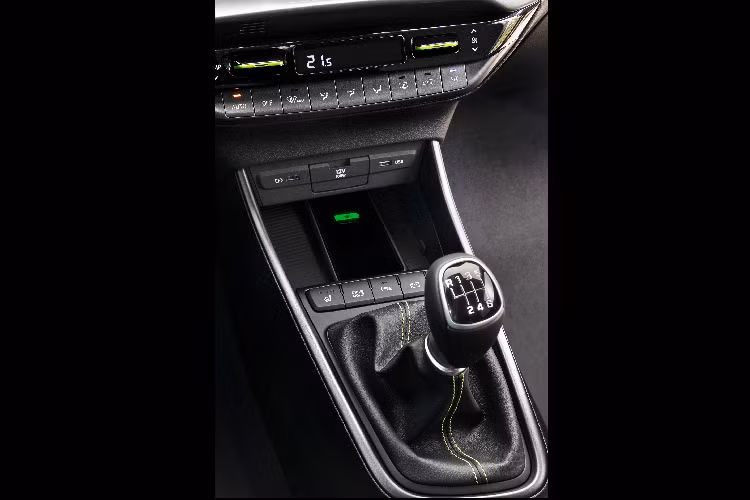 Chiều dài trục cơ sở của xe tăng thêm 10mm giúp mở rộng không gian cho hàng ghế phía sau. Đèn pha và đèn hậu đều sử dụng công nghệ LED với các ống quang học, thiết kế gấp khúc lạ mắt. Kết nối giữa 2 bên thân xe phía sau là đường viền LED nằm bên dưới logo Hyundai, trần xe được sơn màu đen, tương phản.