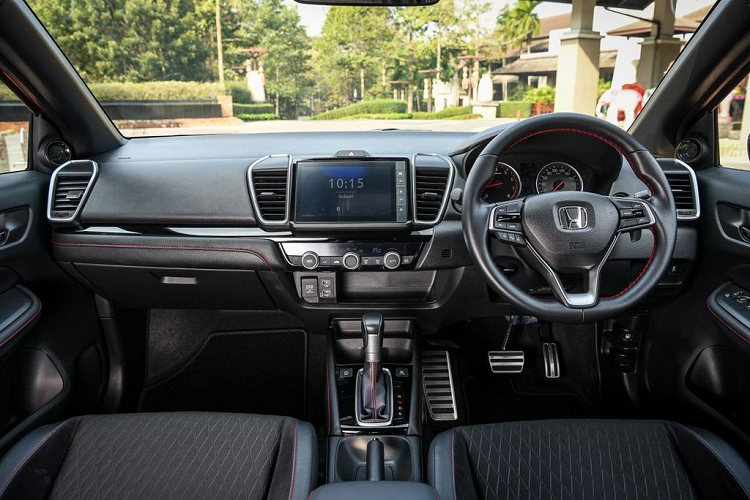 Trong khi đó, nhờ kích thước dài hơn và rộng hơn so với đời cũ, City 2020 có được không gian nội thất rộng rãi hơn và nhiều cập nhật hiện đại như vô lăng 3 chấu được làm lại, cửa gió điều hòa thiết kế nằm dọc. Không rõ phiên bản Việt Nam liệu có màn hình giải trí 8 inch hay không, nếu có thì mẫu sedan hạng B sẽ còn hấp dẫn hơn nữa.